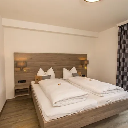 Haus Garni Luggi Leitner מלון מיטלברג